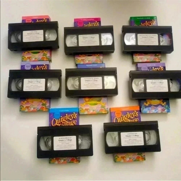 Lot of 8 Quigley's Village VHS for ages 2-7. In Spanish. - Picture 4 of 4